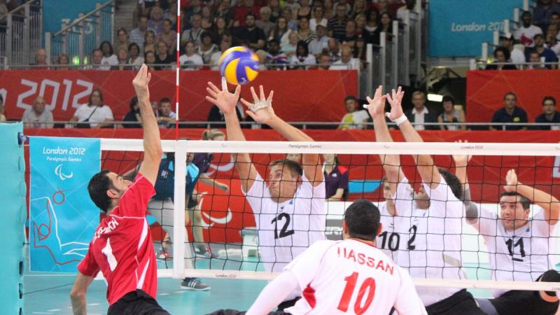 Hesham ABDELMAKSOD, Egypt has many players trying to block his shot 